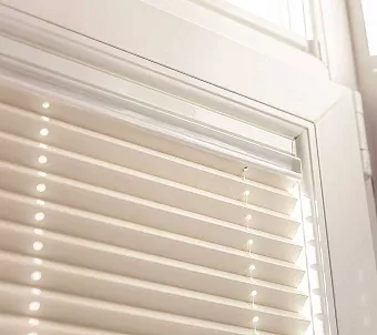 Жалюзи на окна без сверления